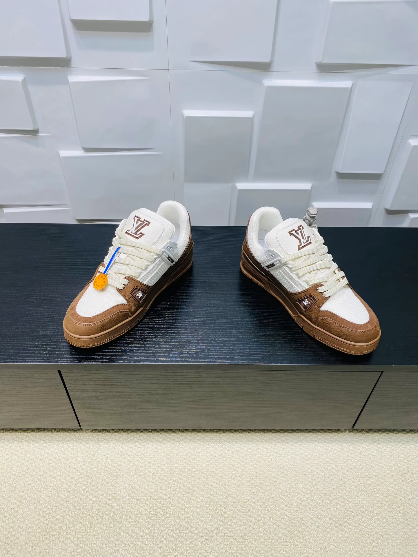 👟👟Ex-factory price 800👟👟 💰💰💰 Hot style 🆕🆕🆕𝙇𝙑 LV Louis Vuitton L House Donkey Brand Trainer Series Couple Style Casual Sports Shoes Skateboard Shoes Original Purchase Development Production Production This pair of LV Trainer sneakers are made of a blend of technical materials with waterproof properties. The meticulously crafted upper is notable for its many signature details, including Louis Vuitton and #54 in script, referencing the year 1854. Exquisite packaging at the delivery counter🛍📦 ▪️Fabrics: Original customized imported cowhide ▪️Inner lining: Original customized breathable mesh ▪️Outsole: Original open-molded non-slip TPU combination outsole ▪️Sole thickness: 3 cm ▪️Size: Women's 35-41 / Men's 38-46